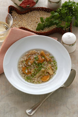 Sopa de cebada perlada y rebozuelos