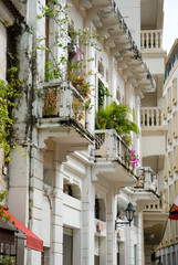 Fototapeta na wymiar Fasady budynków. Cartagena, Kolumbia.