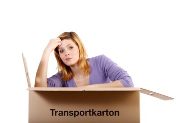 Junge Frau mit Umzugskartons (weißer Hintergrund)