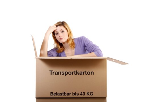 Junge Frau mit Umzugskartons (wei&szlig;er Hintergrund)