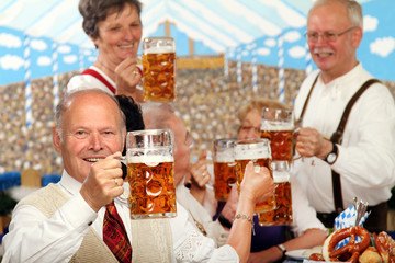 Rentner im Bierzelt