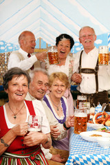 Rentner im Bierzelt