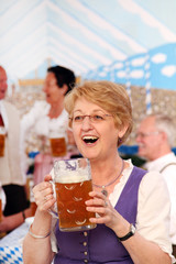 Rentner im Bierzelt