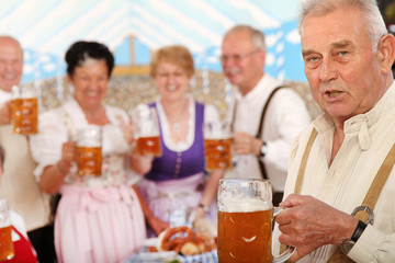 Bierzelt und Tracht