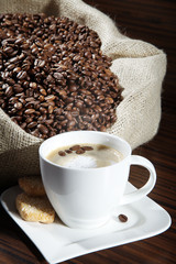 Kaffeebohnen im Sack und frischer Kaffee Nahaufnahme