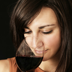 Frau probiert Rotwein