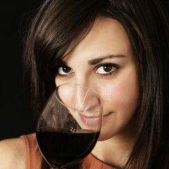 Frau probiert Rotwein