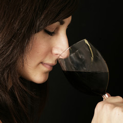 Frau probiert Rotwein