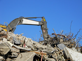 Abrissbagger bei der Arbeit