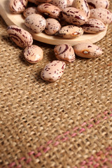 fagioli su cucchiaio di legno