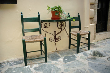 Fototapeta na wymiar Tisch und Stühle in Chania, Kreta