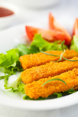Fish fingers with fresh vegetables