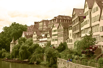 Häuserfassade am Neckarufer in Tübingen