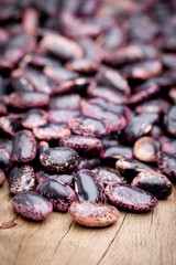 Steirische Käferbohnen auf Holzbrett