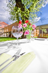 Garten Party Trauung gedeckter Tisch