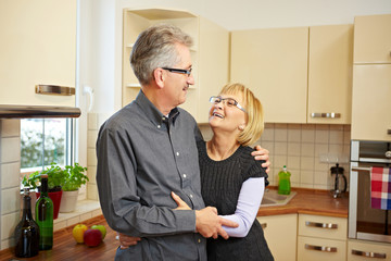 Lachendes Ehepaar in Küche