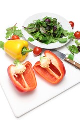 抗菌まな板でサラダ作り