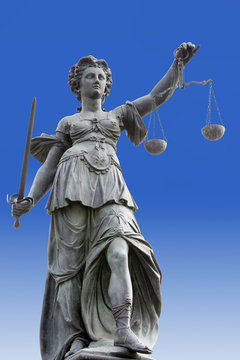 Justizia am blauen Himmel