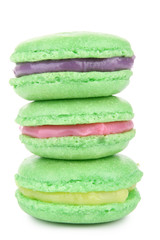 pile de macarons sur fond blanc