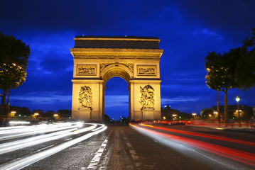 Fototapeta na wymiar Arch Triumph w nocy