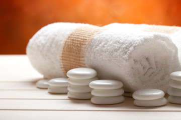 Obraz na płótnie Canvas White towels and white massage stones
