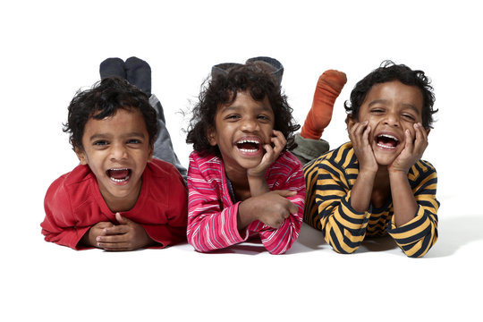 tre bambini ridono su fondo bianco