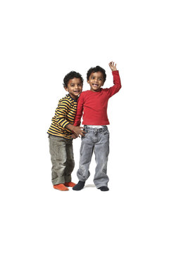 due bambini su fondo bianco