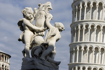 Fototapeta na wymiar Statua fontana dei putti e torre pendente - Pisa