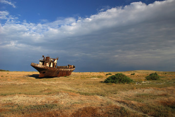 rustig ship in aral desert / lake