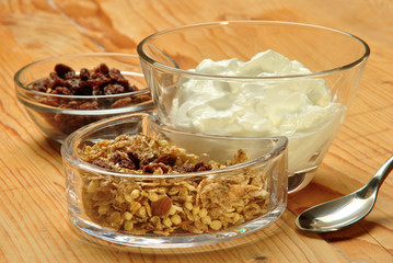 Müsli, Joghurt und Rosinen in Glasschalen