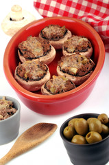 Un plat de champignons farcis