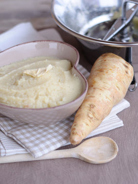 pur&eacute;e de panais et moulin &agrave; l&eacute;gumes