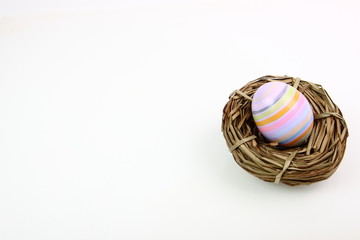 Osternest mit buntem  Ei