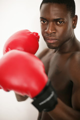 Profiboxer mit roten Boxhandschuhen