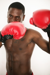 Profiboxer mit roten Boxhandschuhen