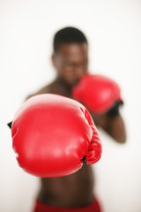 Profiboxer mit roten Boxhandschuhen