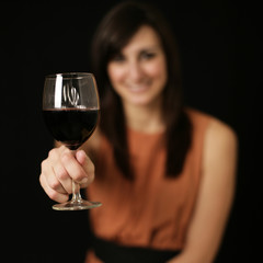 Frau probiert Rotwein