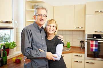 Älteres Paar in einer Küche