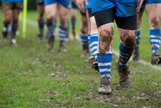 jambe de sportif couverte de boue