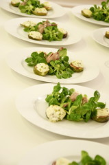 Gedeckter Tisch mit Salatvorspeise