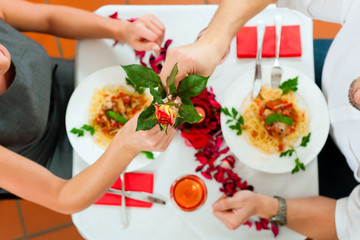 Paar beim Mittagessen oder Abendessen