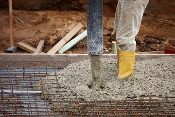 Bauarbeiter gießt Betondecke