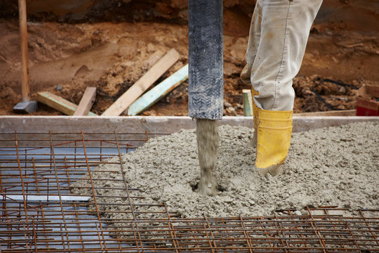 Bauarbeiter gießt Betondecke