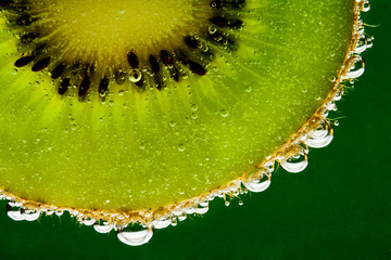 Plaster kiwi w wodzie gazowanej © shaiith