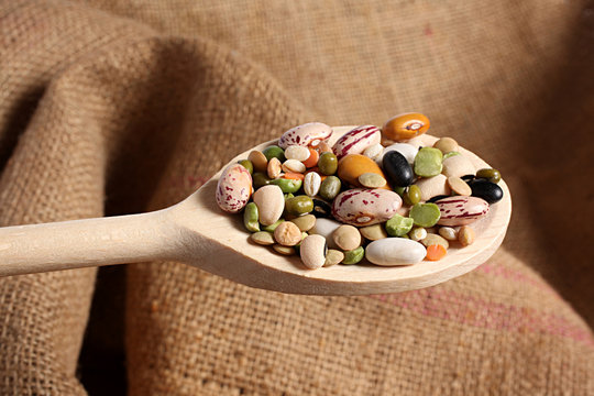 legumi secchi su cucchiaio di legno