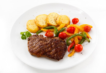 Grilled steak and vegetables