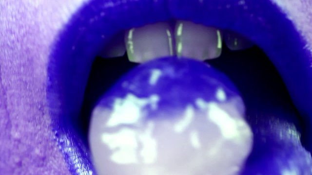 bouche bleu....