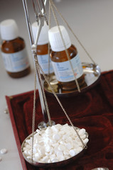 Schüsslersalze in Waagschale Alternativmedizin Nahrungsergänzung