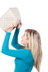 mädchen mit leerer tasche