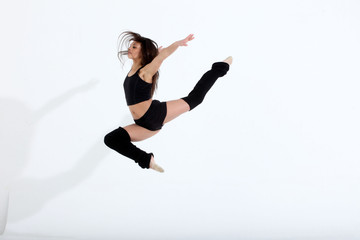 Fototapeta na wymiar jeune danseuse saut grand ecart
